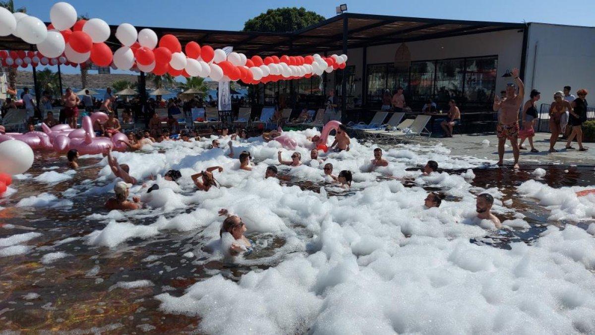 Bodrum'daki turistlerin köpük partisi eğlencesi