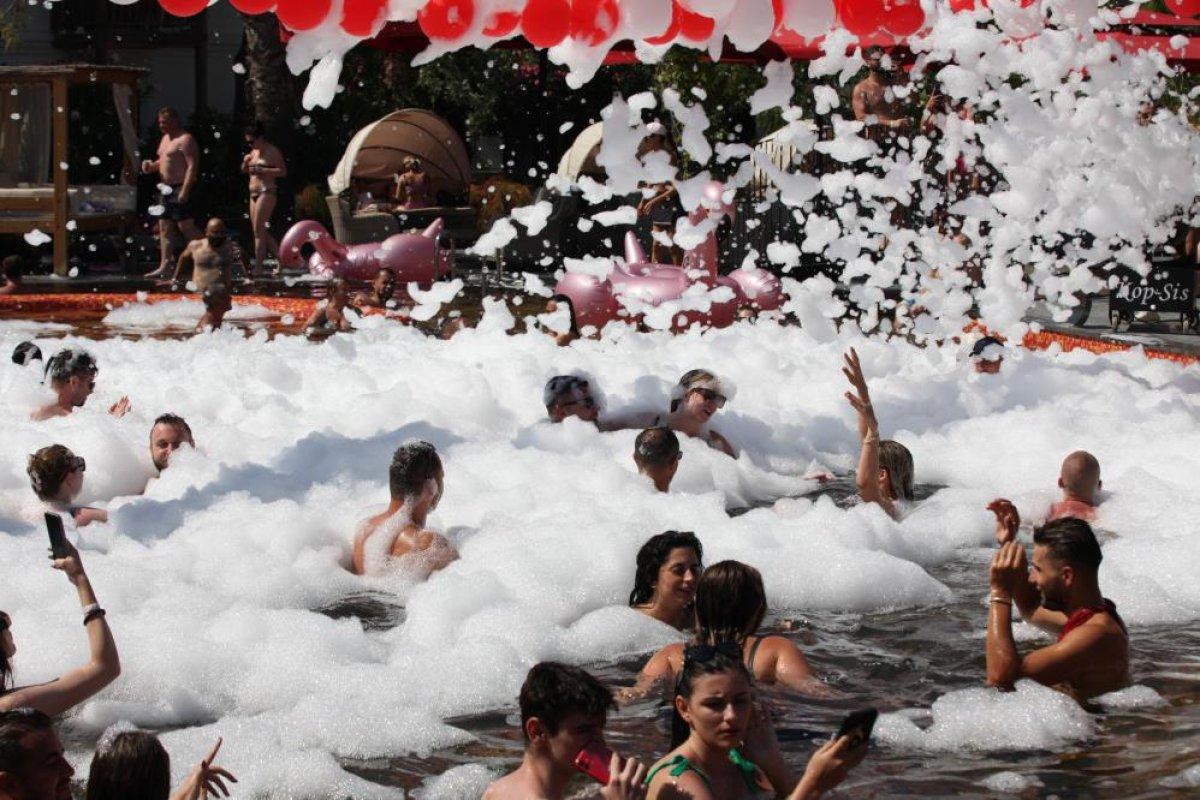 Bodrum'daki turistlerin köpük partisi eğlencesi