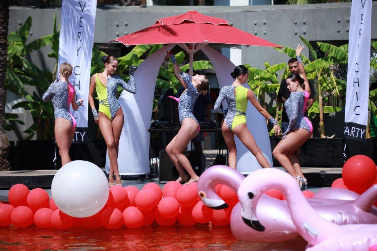 Bodrum'daki turistlerin köpük partisi eğlencesi