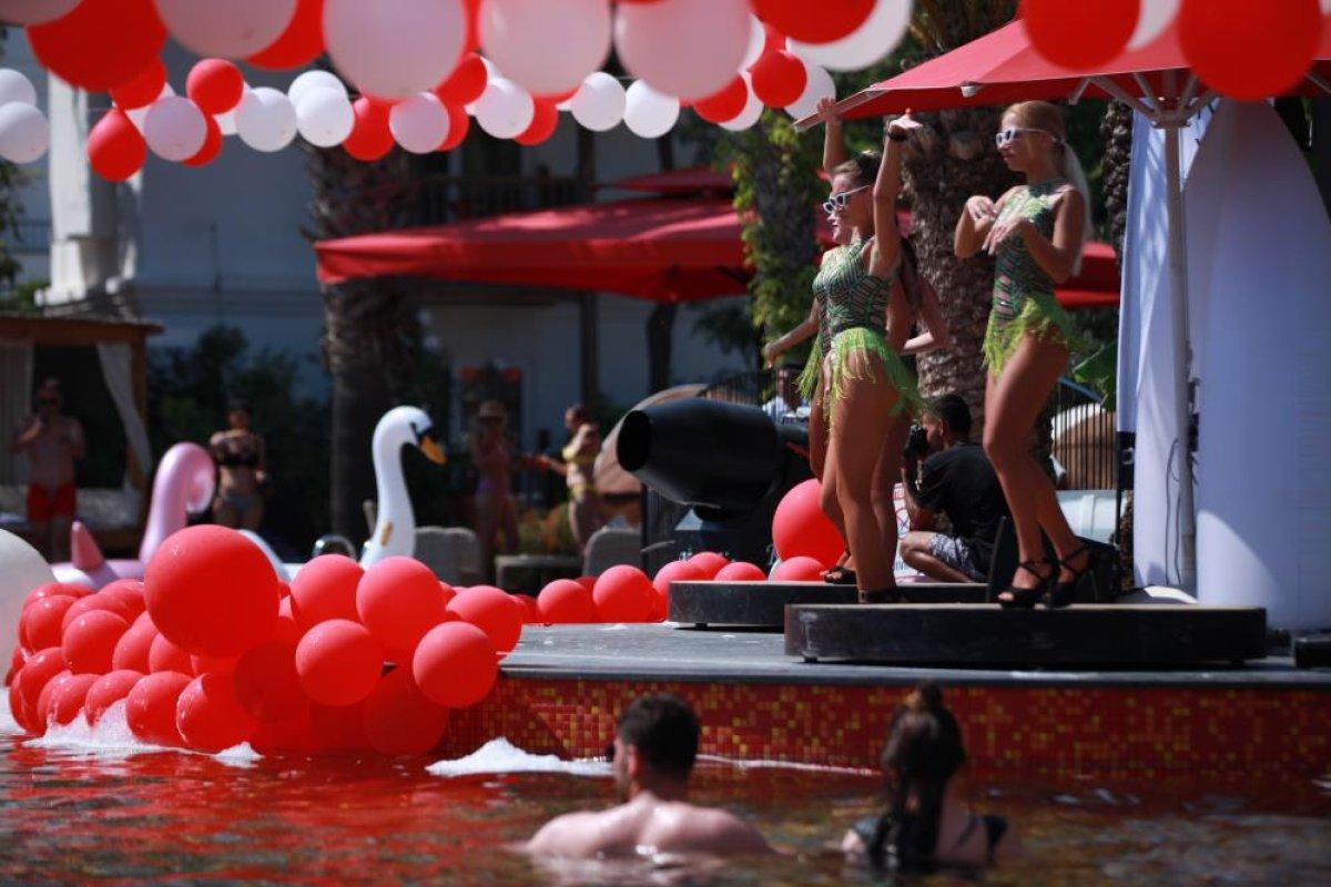 Bodrum'daki turistlerin köpük partisi eğlencesi