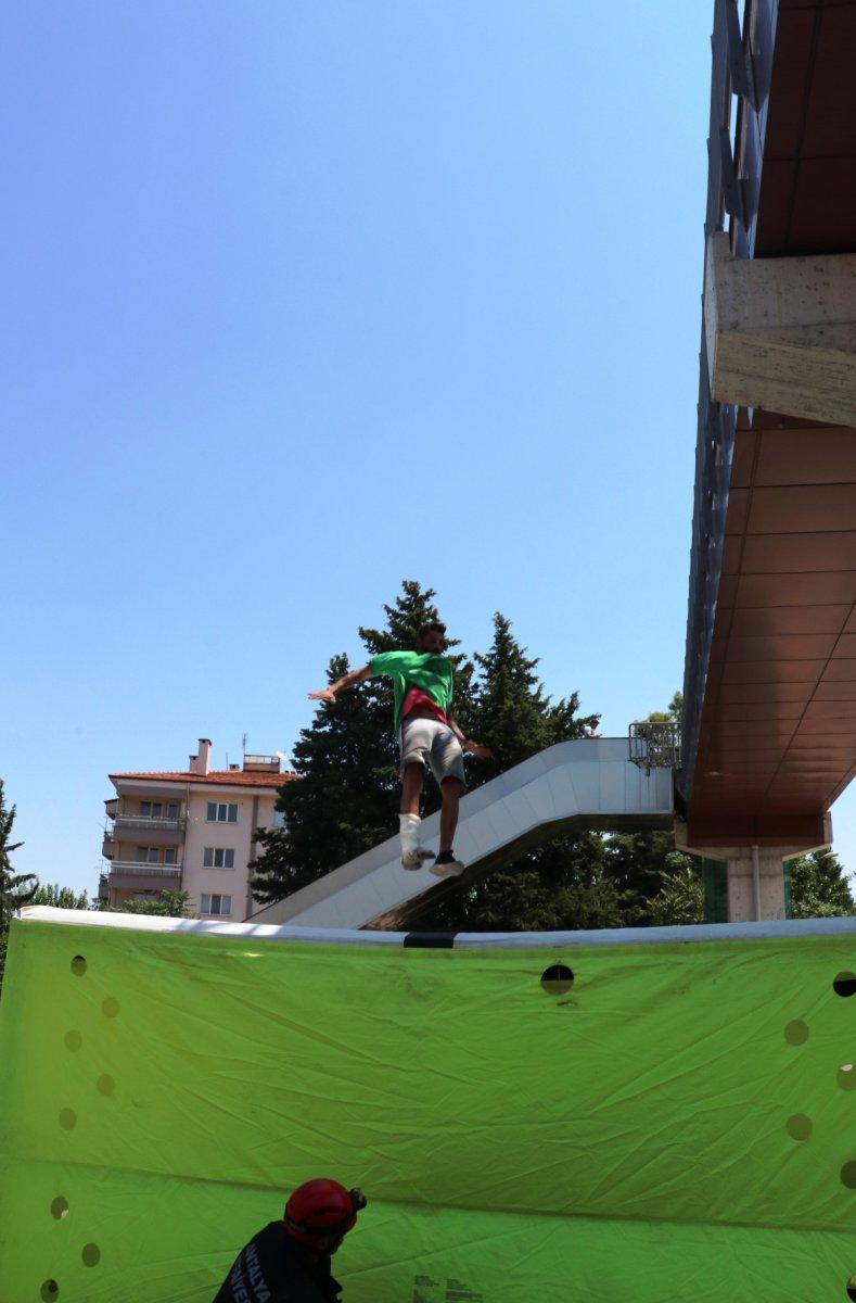 Antalya'da madde kullanan genç üst geçitten atladı