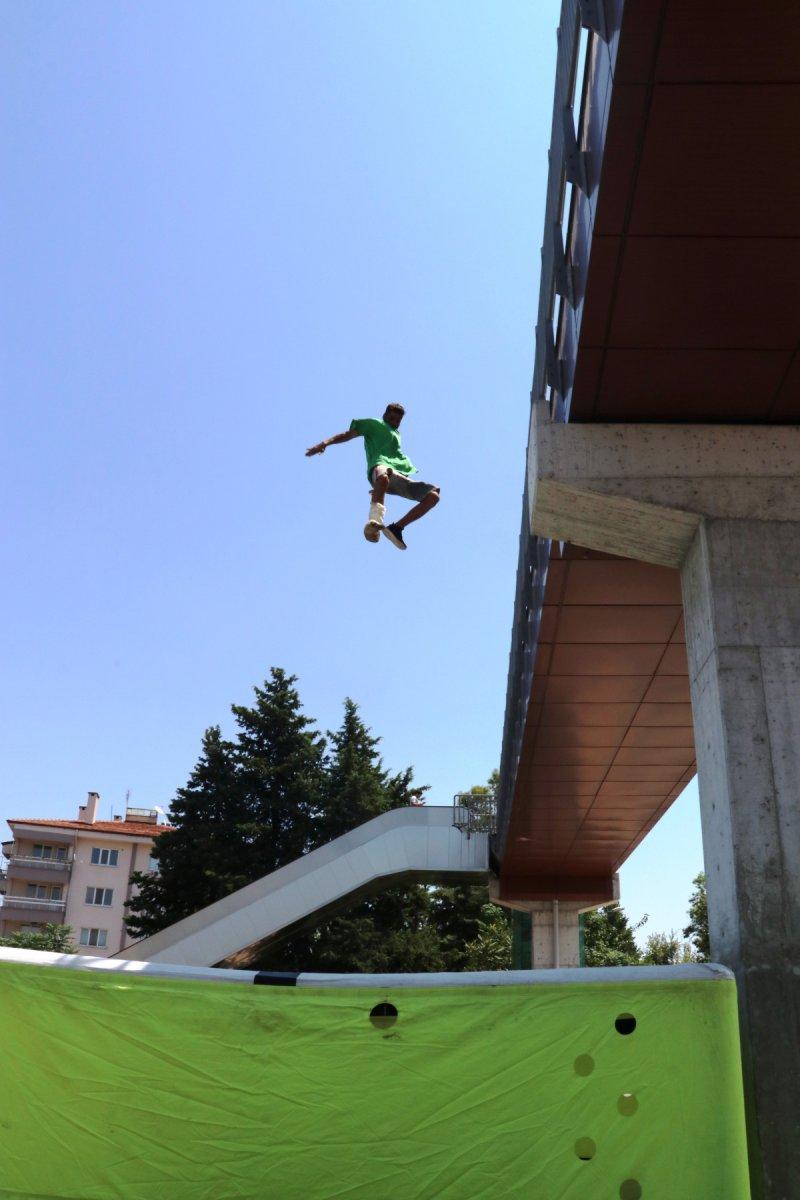 Antalya'da madde kullanan genç üst geçitten atladı