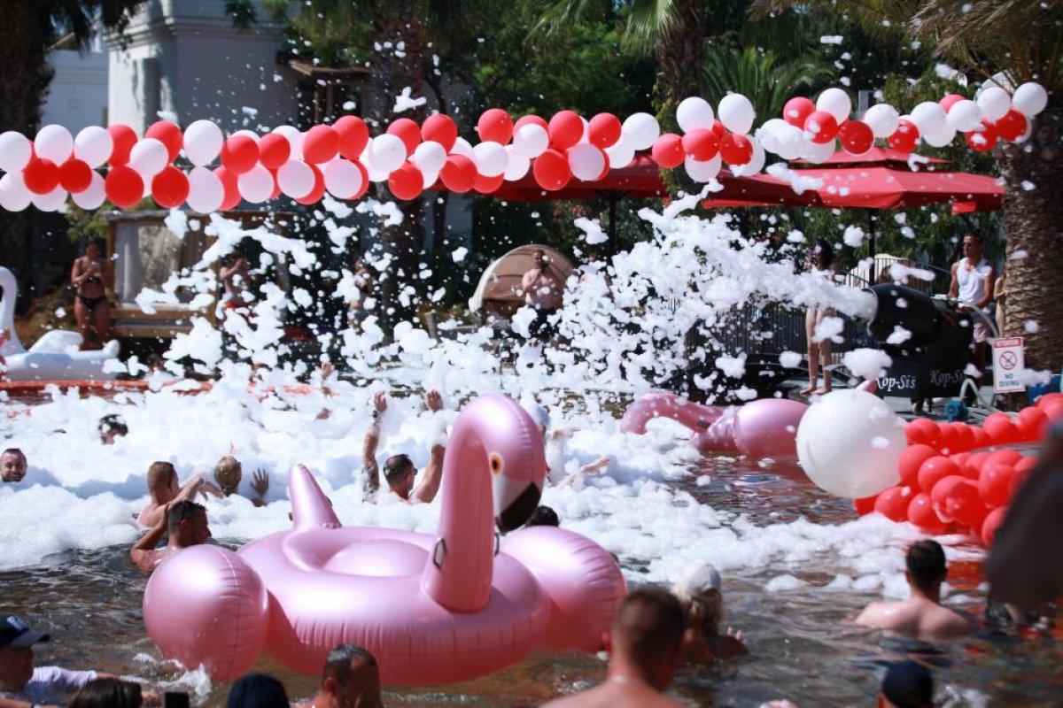 Bodrum'daki turistlerin köpük partisi eğlencesi