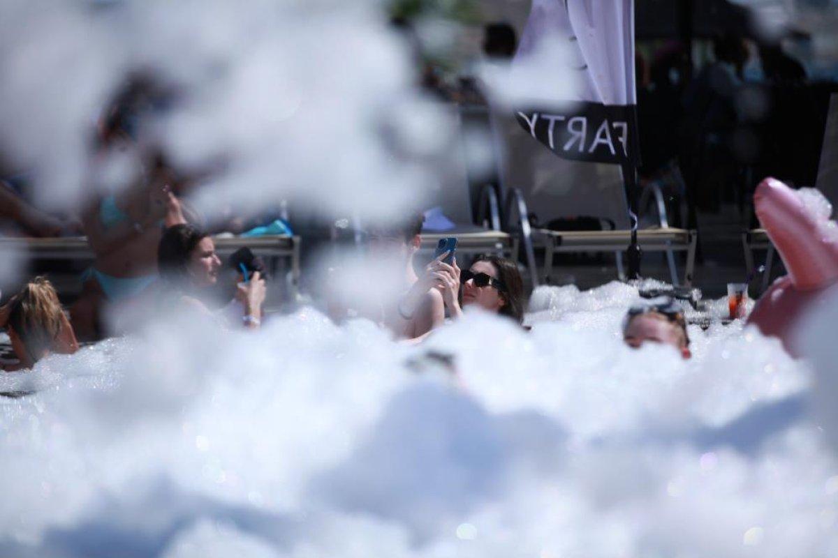 Bodrum'daki turistlerin köpük partisi eğlencesi