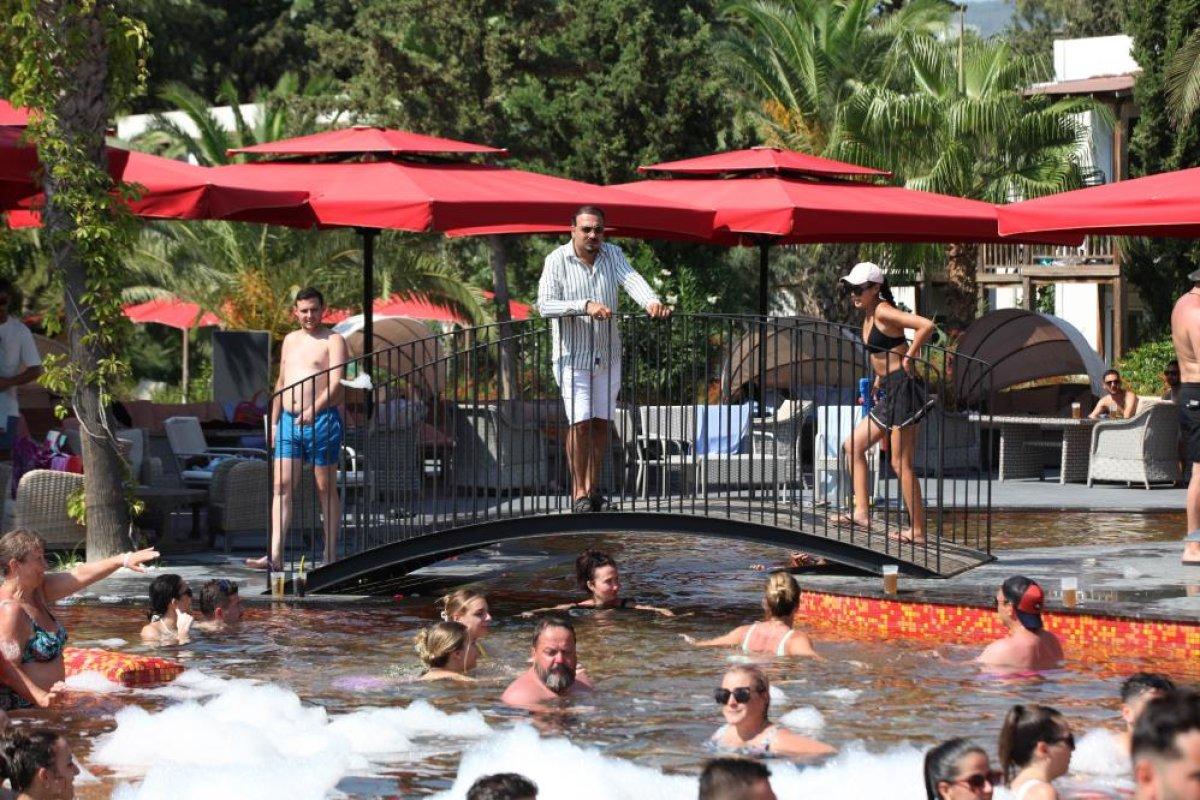Bodrum'daki turistlerin köpük partisi eğlencesi