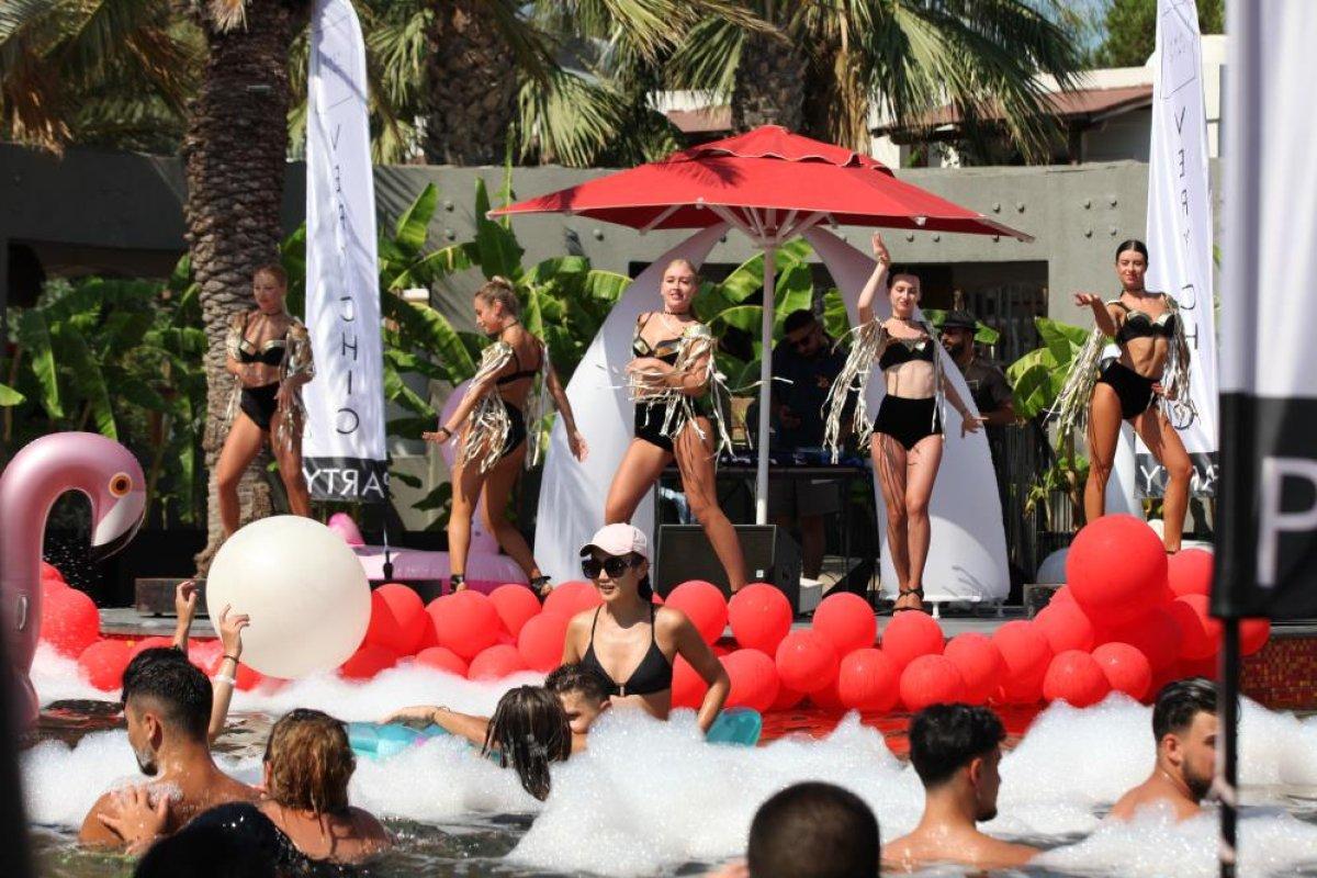Bodrum'daki turistlerin köpük partisi eğlencesi