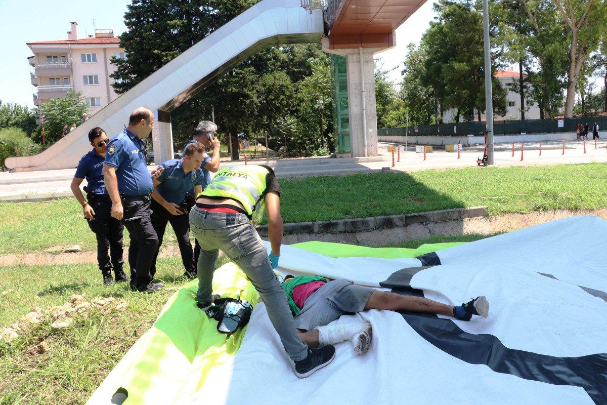 Antalya'da madde kullanan genç üst geçitten atladı