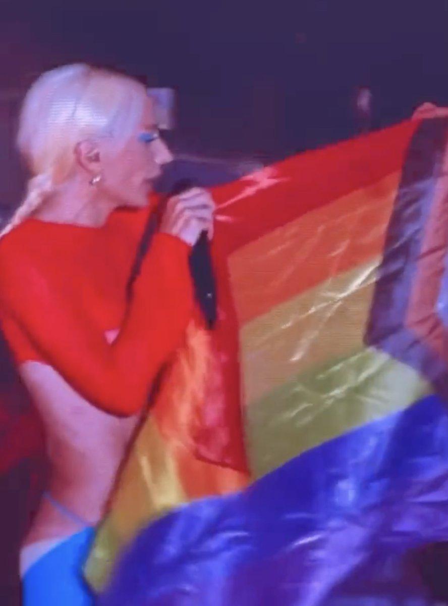 Gülşen, konserinde LGBT bayrağı açtı