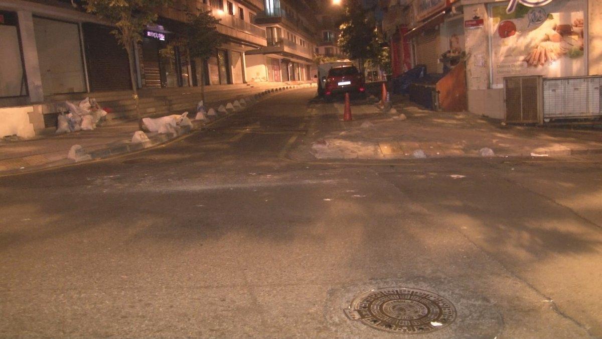 Kağıthane’de korku dolu anlar: Otomobiline taşla saldırdılar