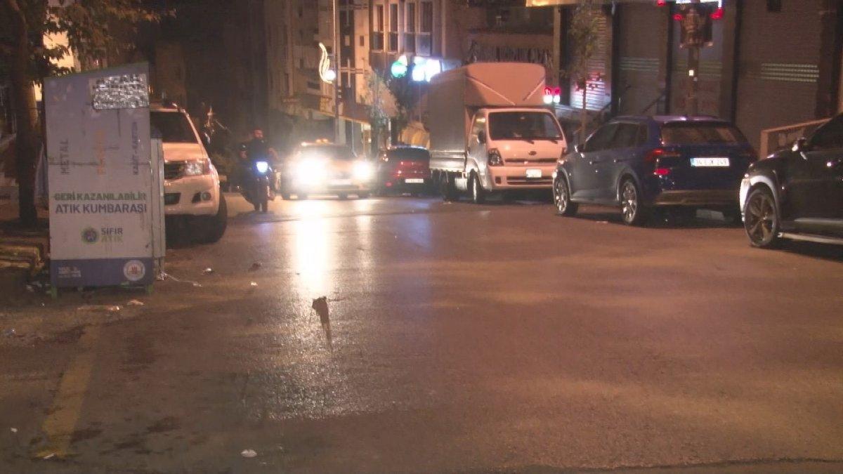 Kağıthane’de korku dolu anlar: Otomobiline taşla saldırdılar