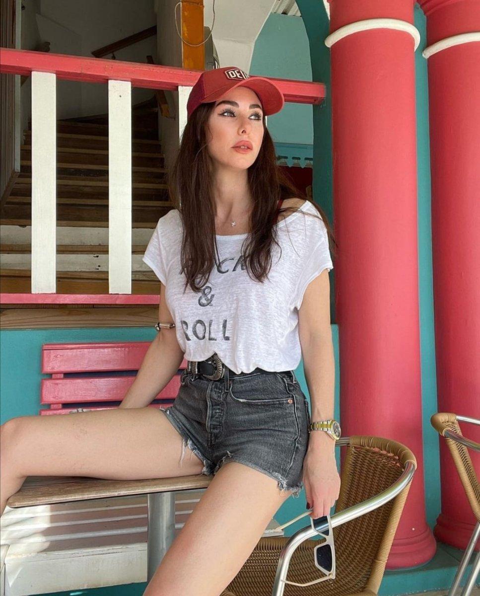 Defne Samyeli mini şortuyla poz verdi