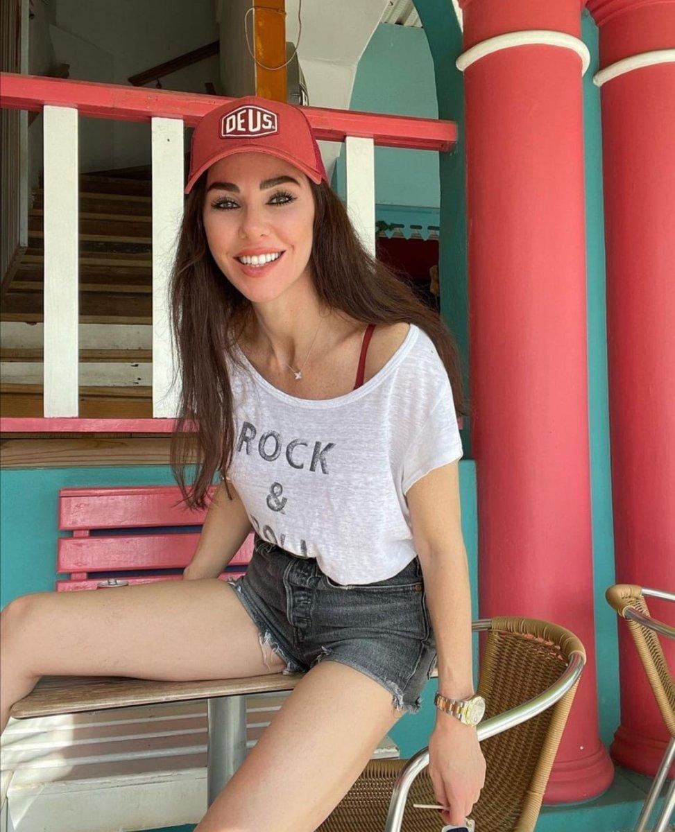 Defne Samyeli mini şortuyla poz verdi