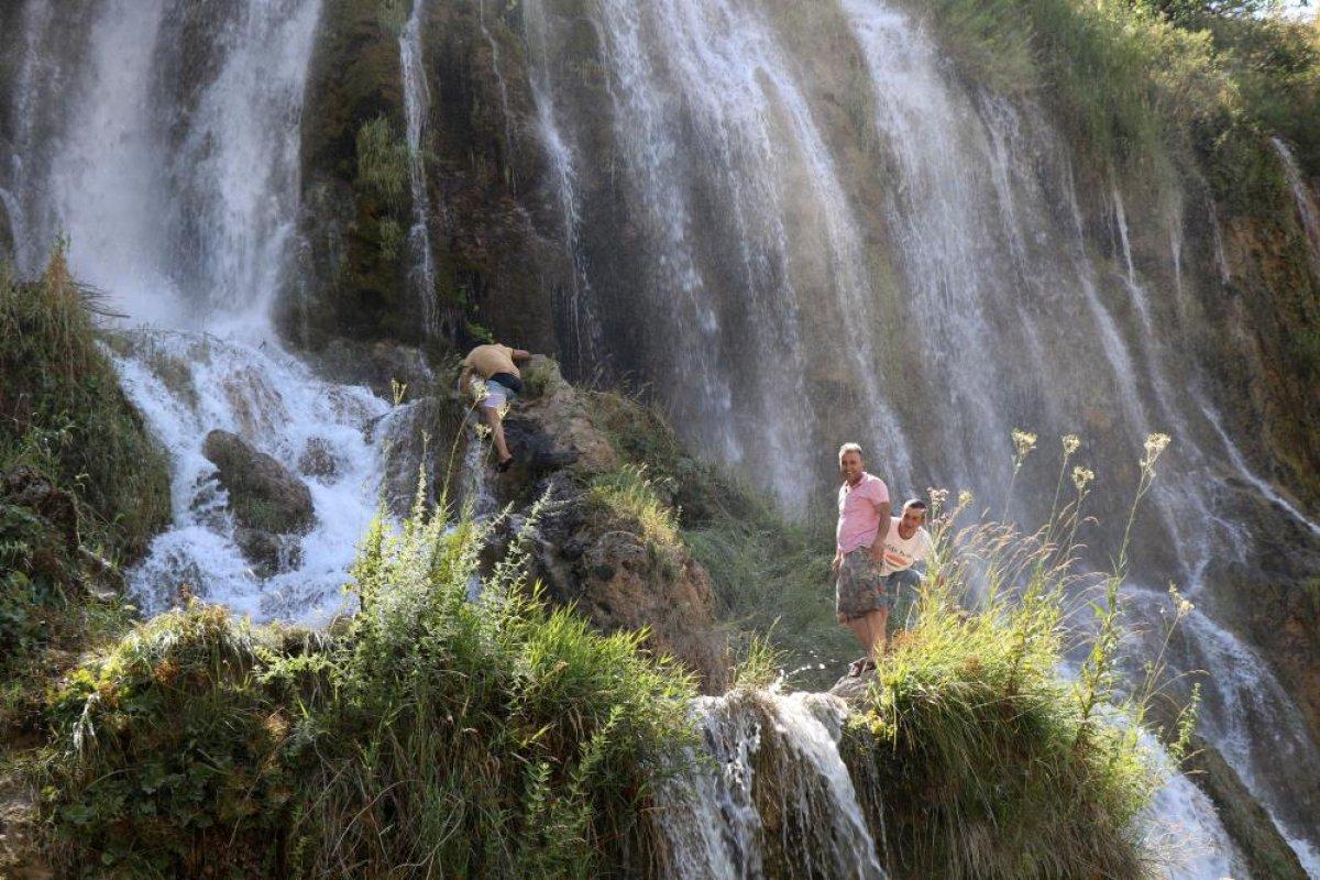 Sıcaktan bunalanlar Girlevik Şelalesi'ne akın etti