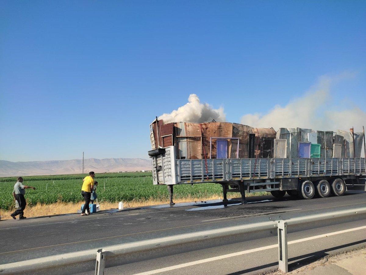Mardin'deki plastik yüklü tırda yangın paniği