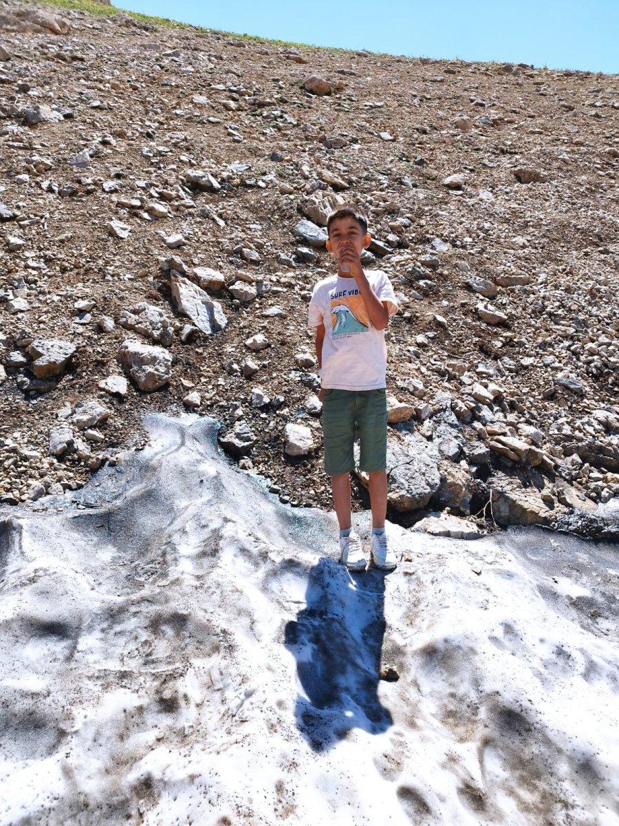 Batman'da 3 bin rakımlı Mereto Dağı'nda kar helvası yediler