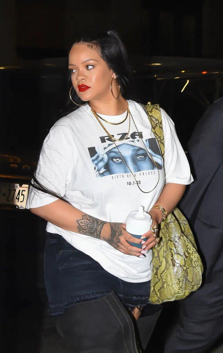 Rihanna, hacimli çizmeleriyle gündem oldu