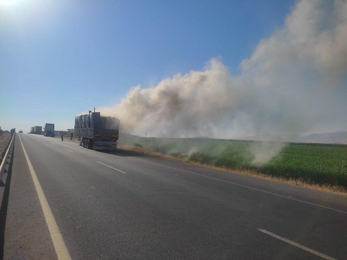 Mardin'deki plastik yüklü tırda yangın paniği