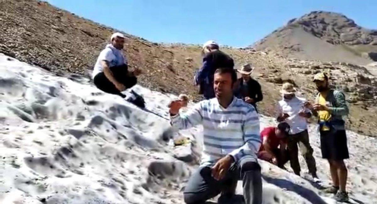 Batman'da 3 bin rakımlı Mereto Dağı'nda kar helvası yediler
