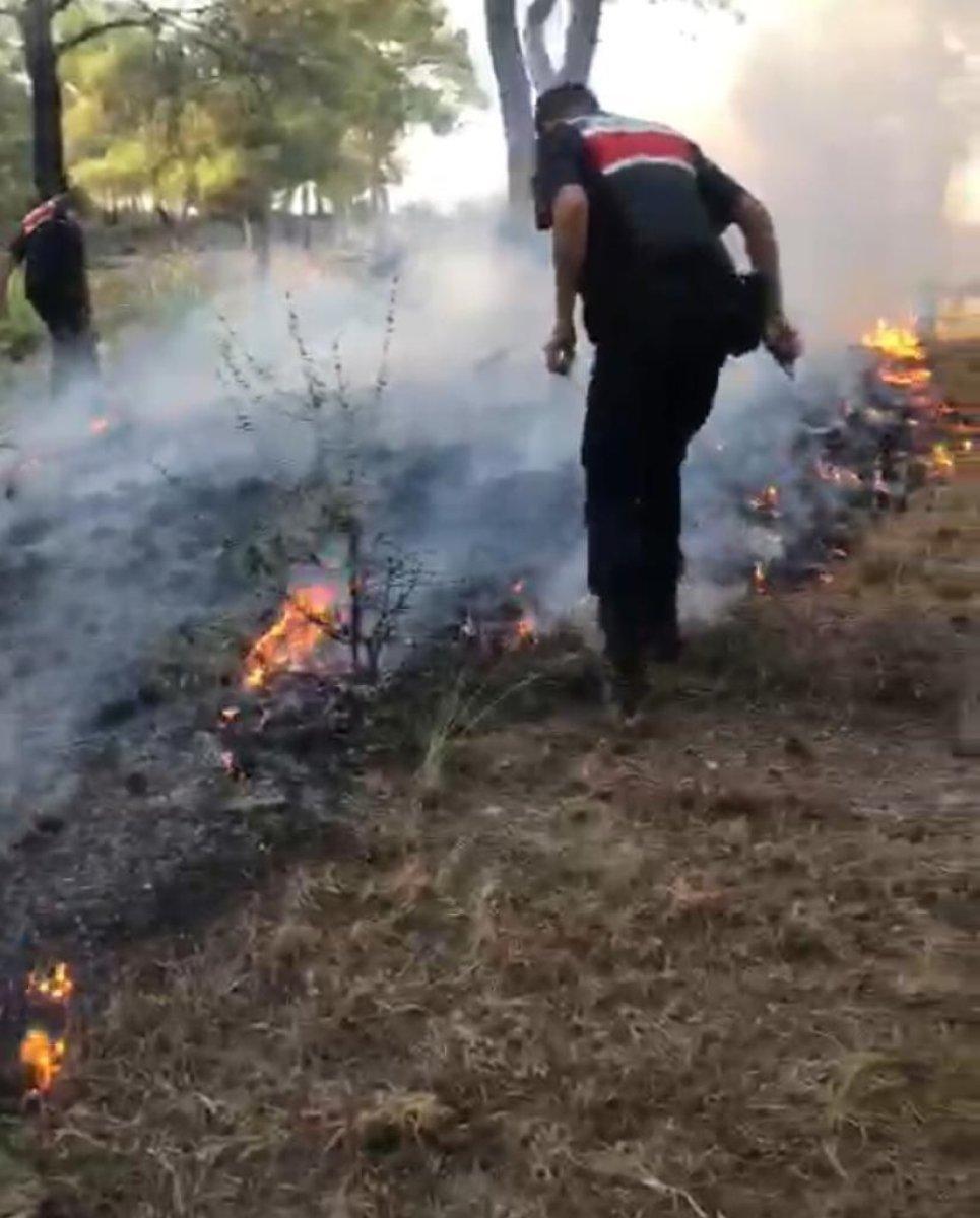 Adana'da askerler yangına ayaklarıyla müdahale etti