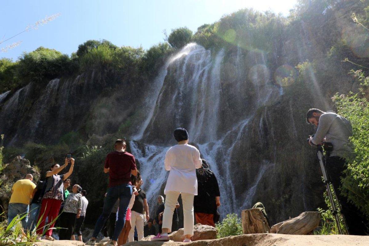 Sıcaktan bunalanlar Girlevik Şelalesi'ne akın etti