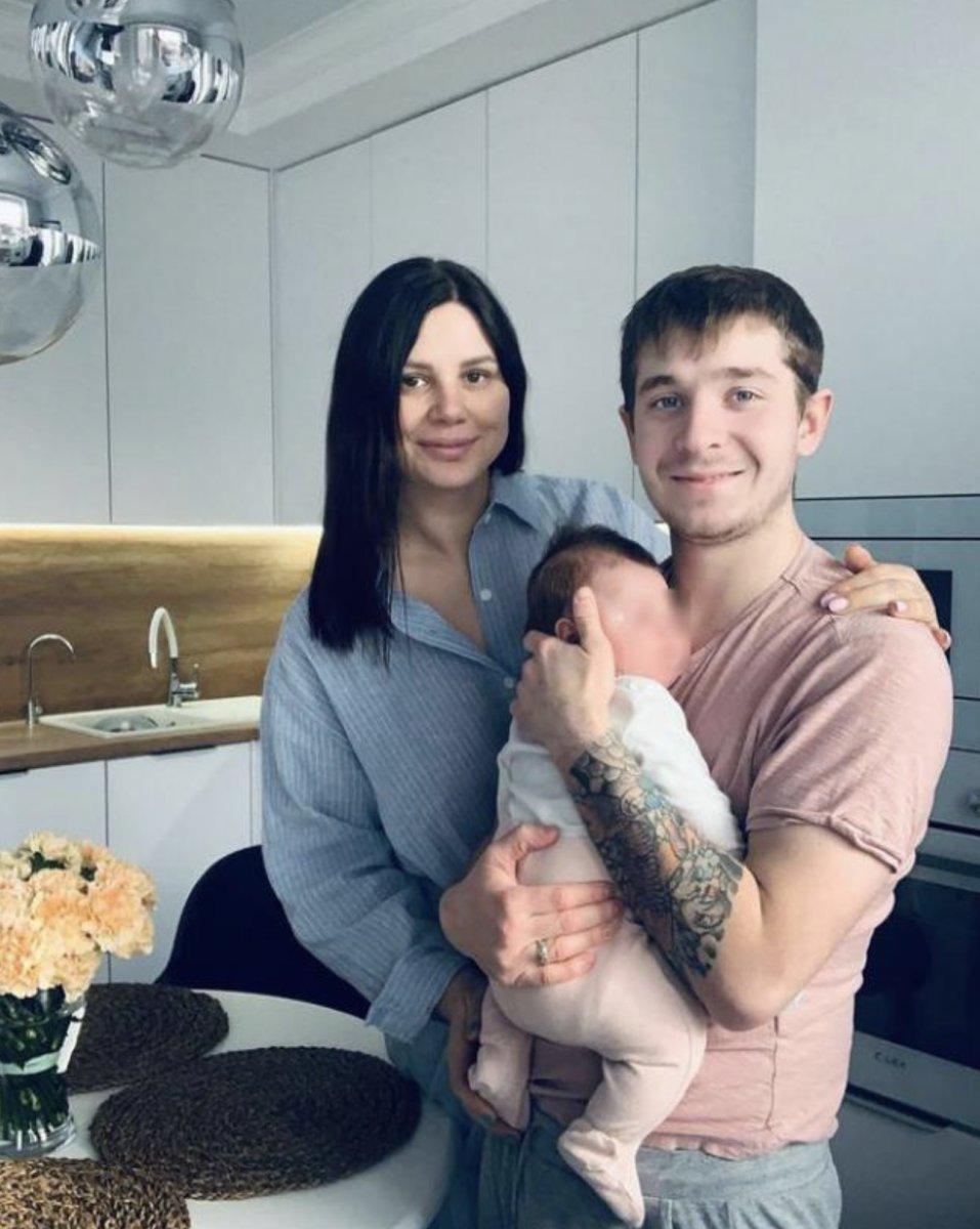 Üvey oğluyla evlenen Rus fenomen takipçilerini bir kez daha şaşırttı