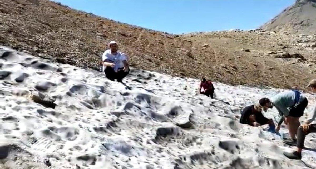 Batman'da 3 bin rakımlı Mereto Dağı'nda kar helvası yediler