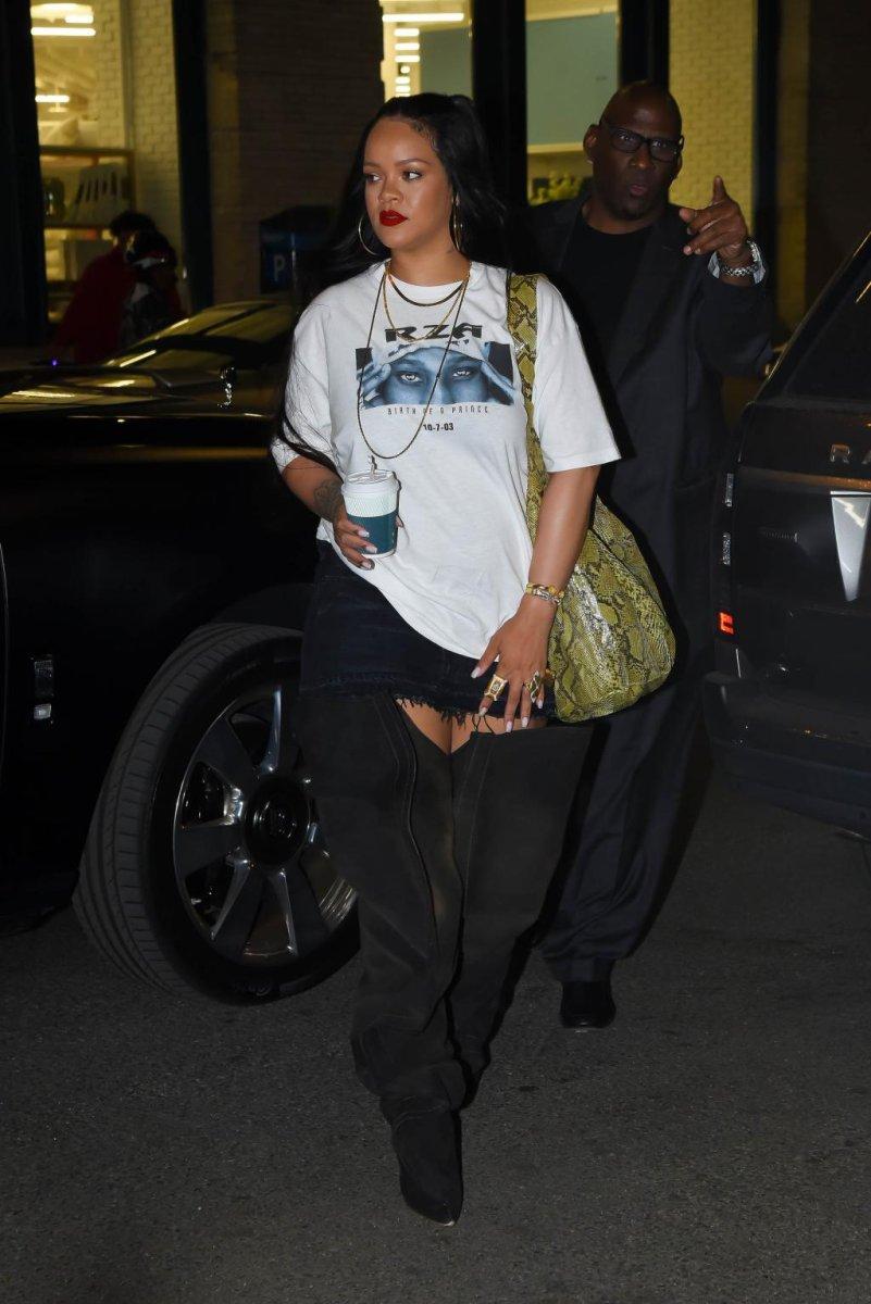 Rihanna, hacimli çizmeleriyle gündem oldu