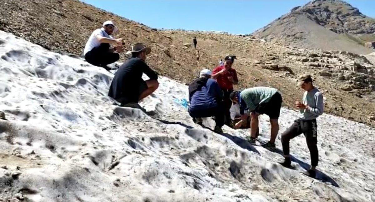 Batman'da 3 bin rakımlı Mereto Dağı'nda kar helvası yediler