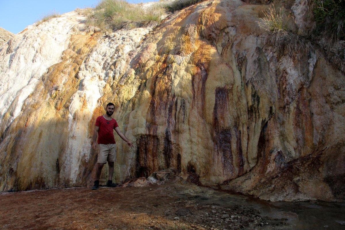 Sivas’taki gölün uyuzlara iyi geldiği iddia ediliyor