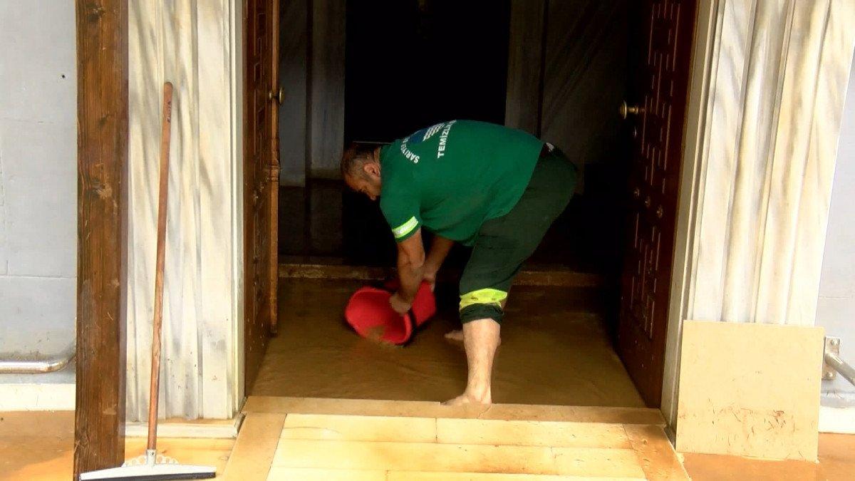 Sarıyer'de cami ve iş yerlerini su bastı