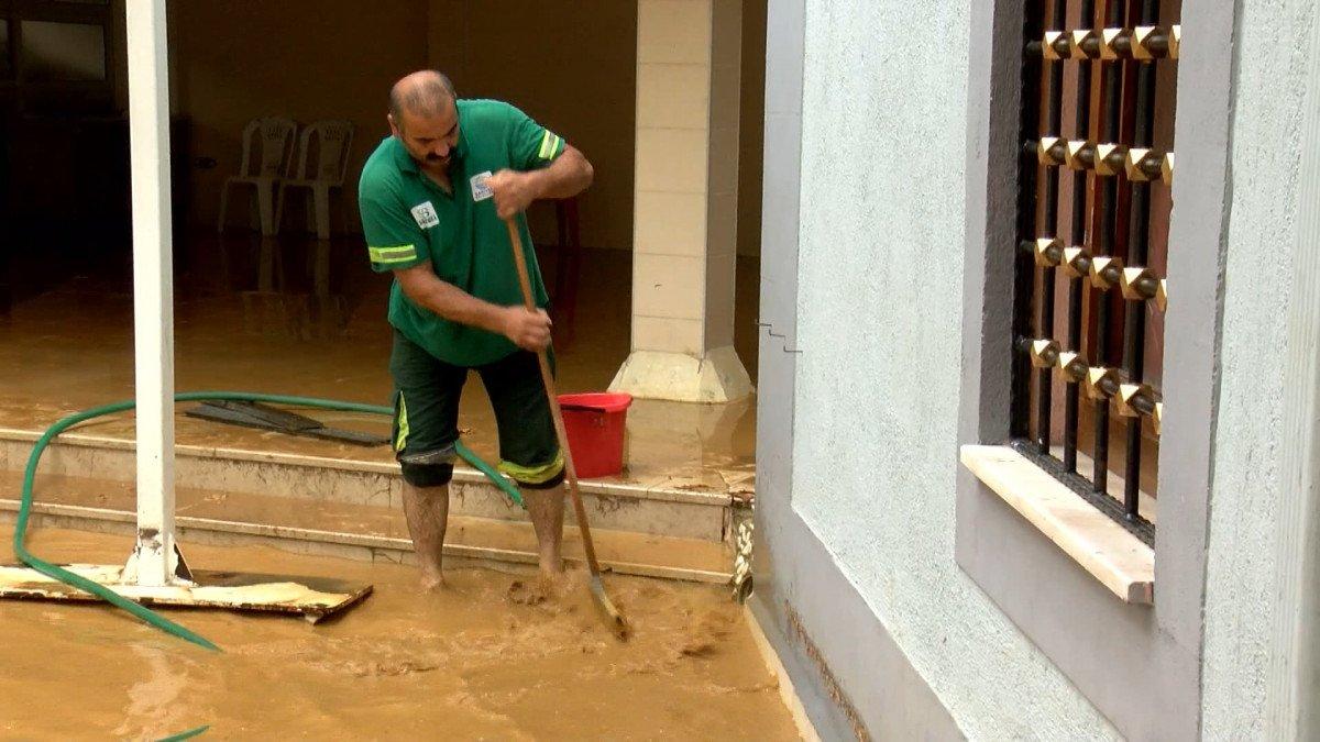 Sarıyer'de cami ve iş yerlerini su bastı