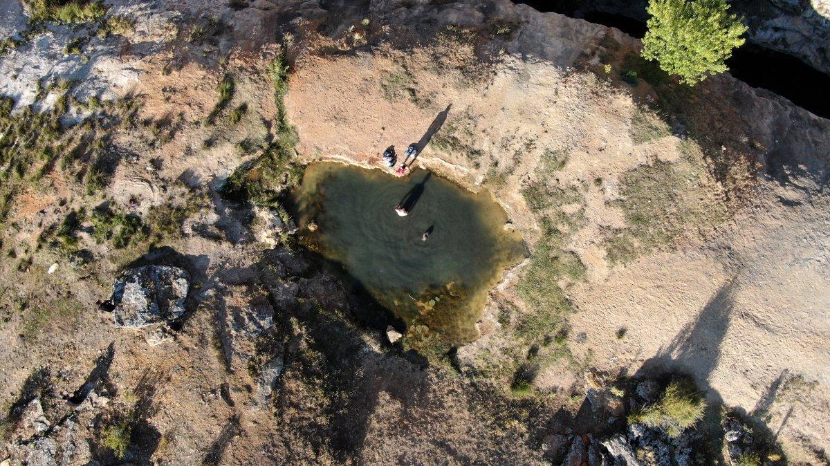 Sivas’taki gölün uyuzlara iyi geldiği iddia ediliyor