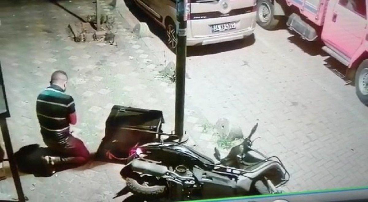 İstanbul'da kuryenin hırsıza uçarak müdahale ettiği o anlar