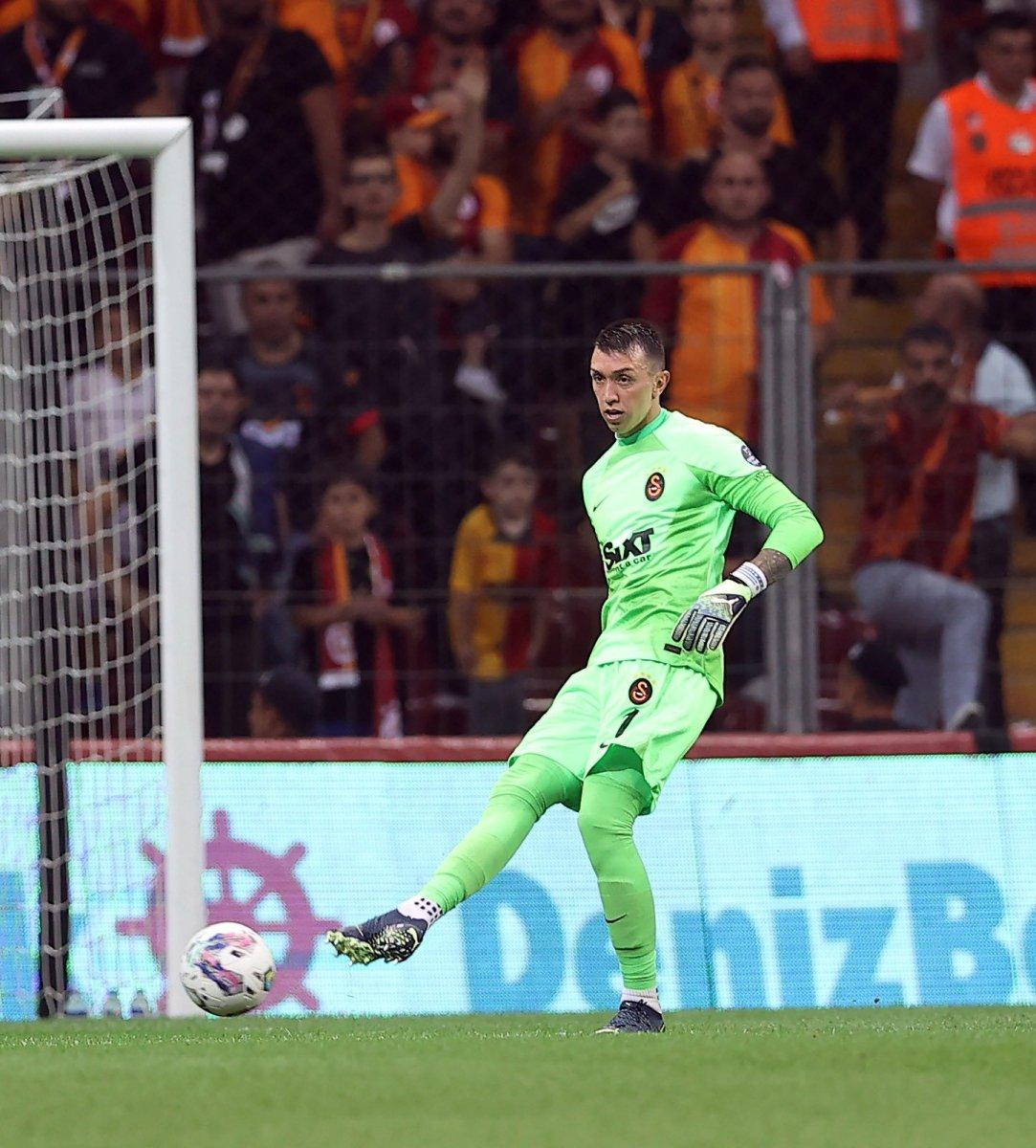 Fernando Muslera’dan Abdülkerim’e destek