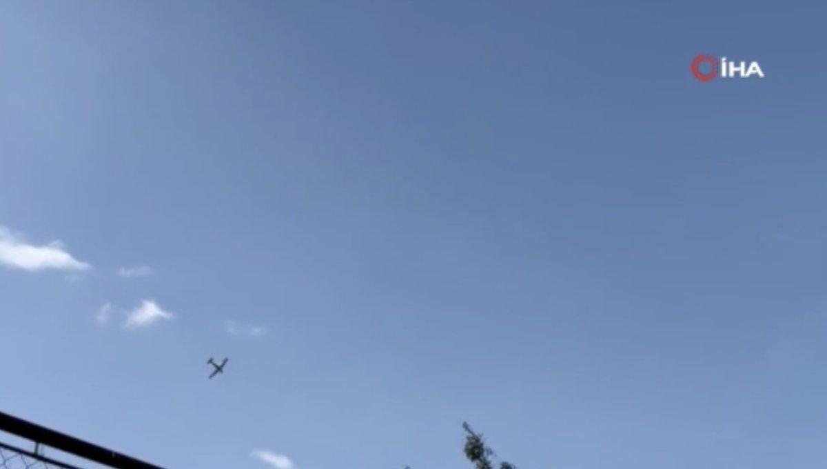 Çekya’da uçak, gösteri sırasında evin üzerine düştü