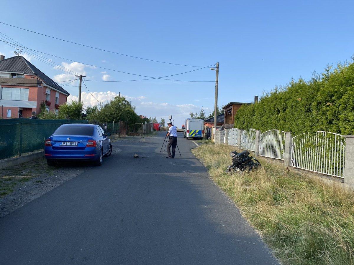 Çekya’da uçak, gösteri sırasında evin üzerine düştü