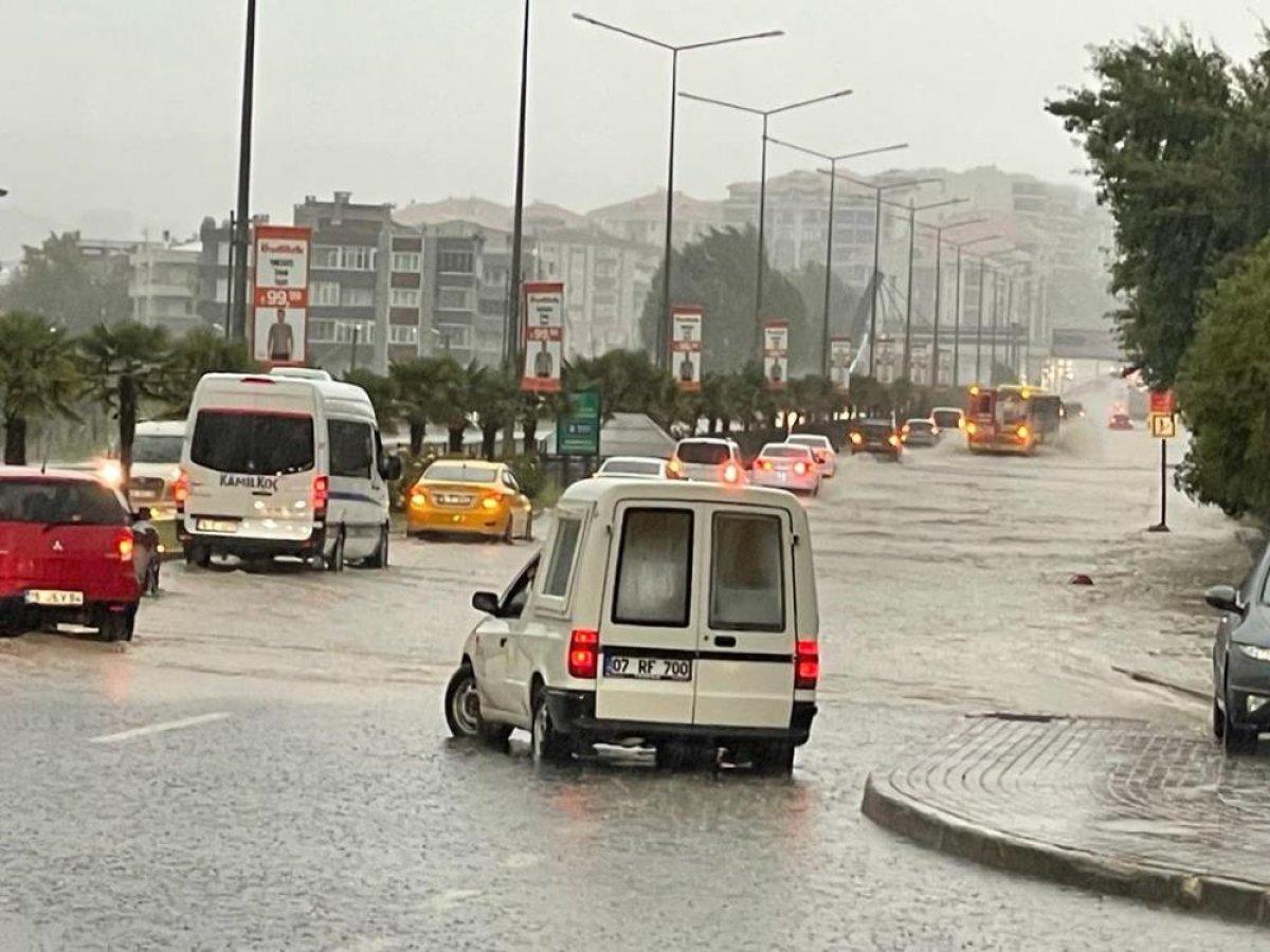 Bursa'da yağmur hayatı olumsuz etkiledi