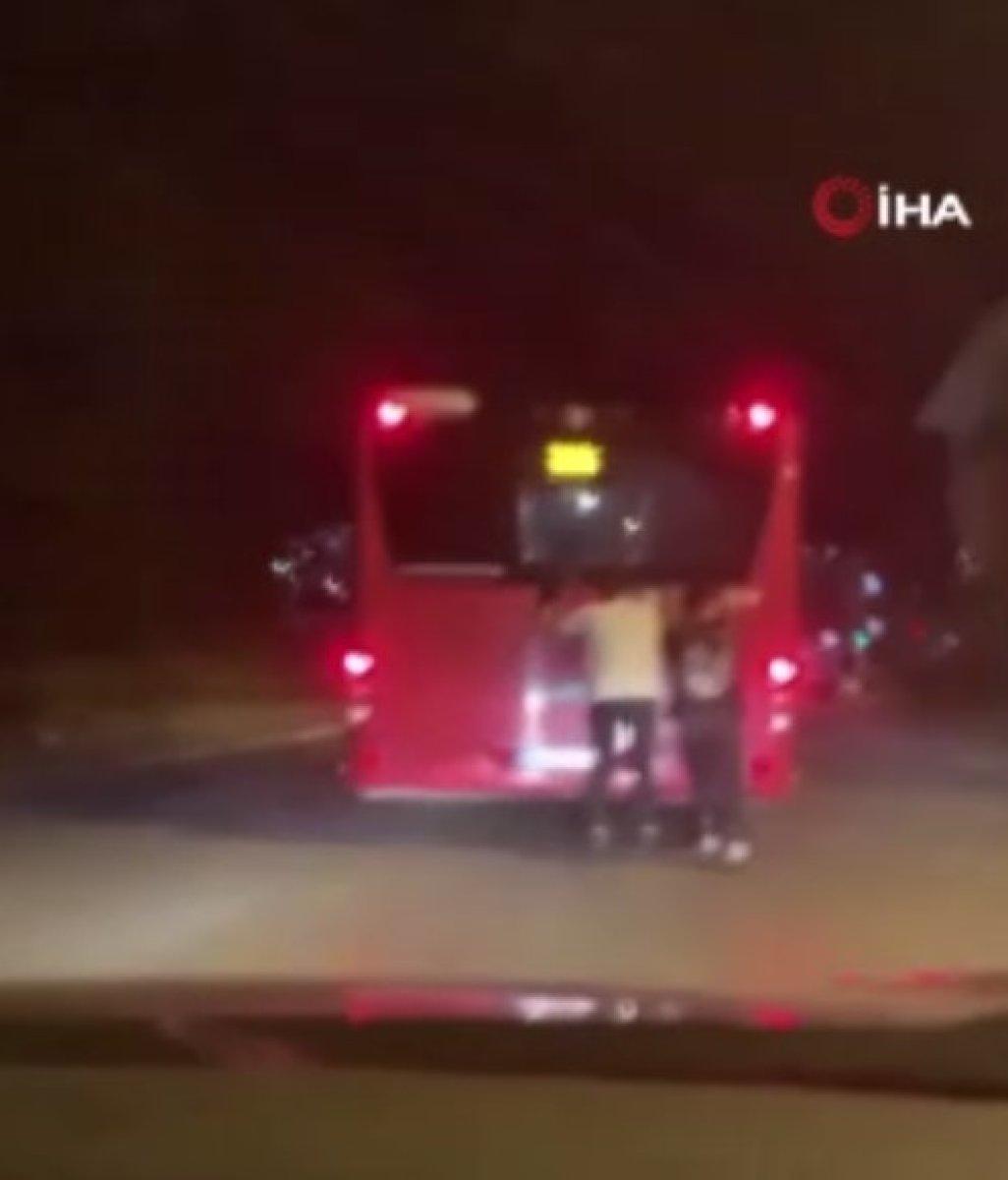 Ankara'da gençler, otobüsün arkasında patenle seyahat etti