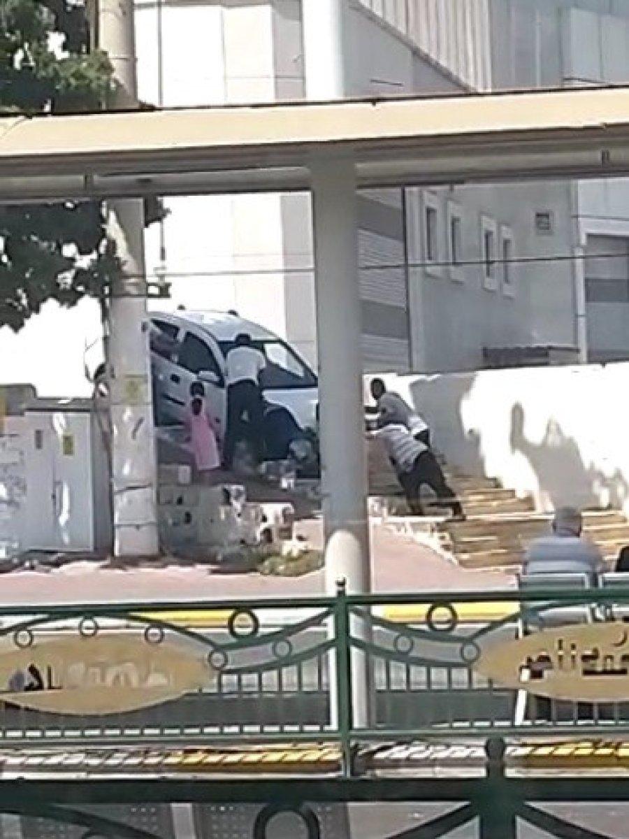 Şanlıurfa’da aracıyla merdivenden inmeye çalışan sürücü kamerada