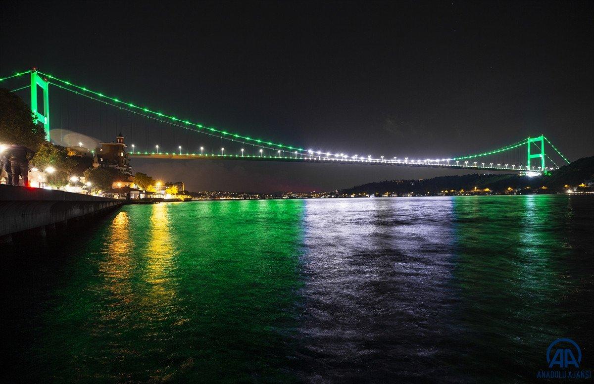 FSM Köprüsü, Pakistan'ın bağımsızlık günü nedeniyle yeşille renklendirildi