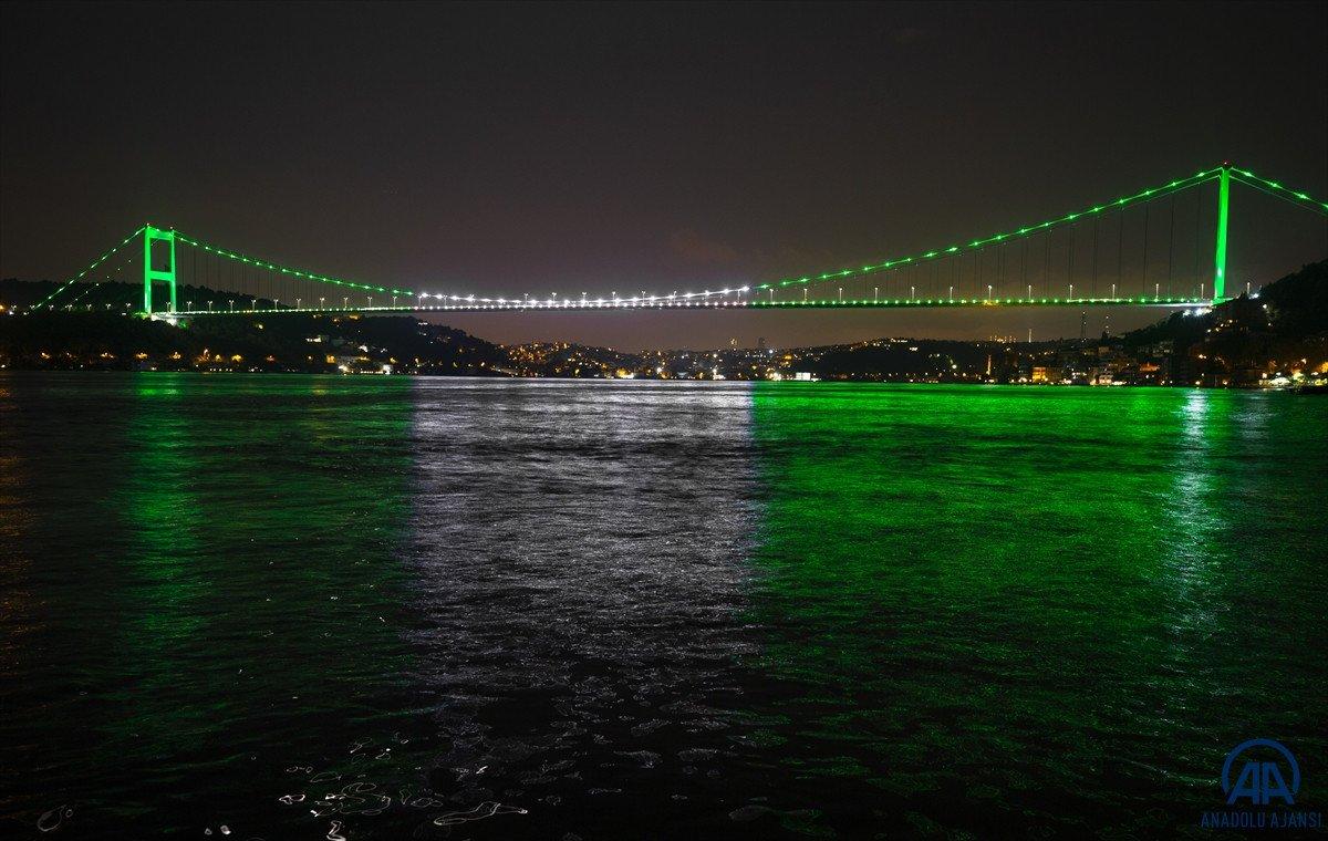 FSM Köprüsü, Pakistan'ın bağımsızlık günü nedeniyle yeşille renklendirildi