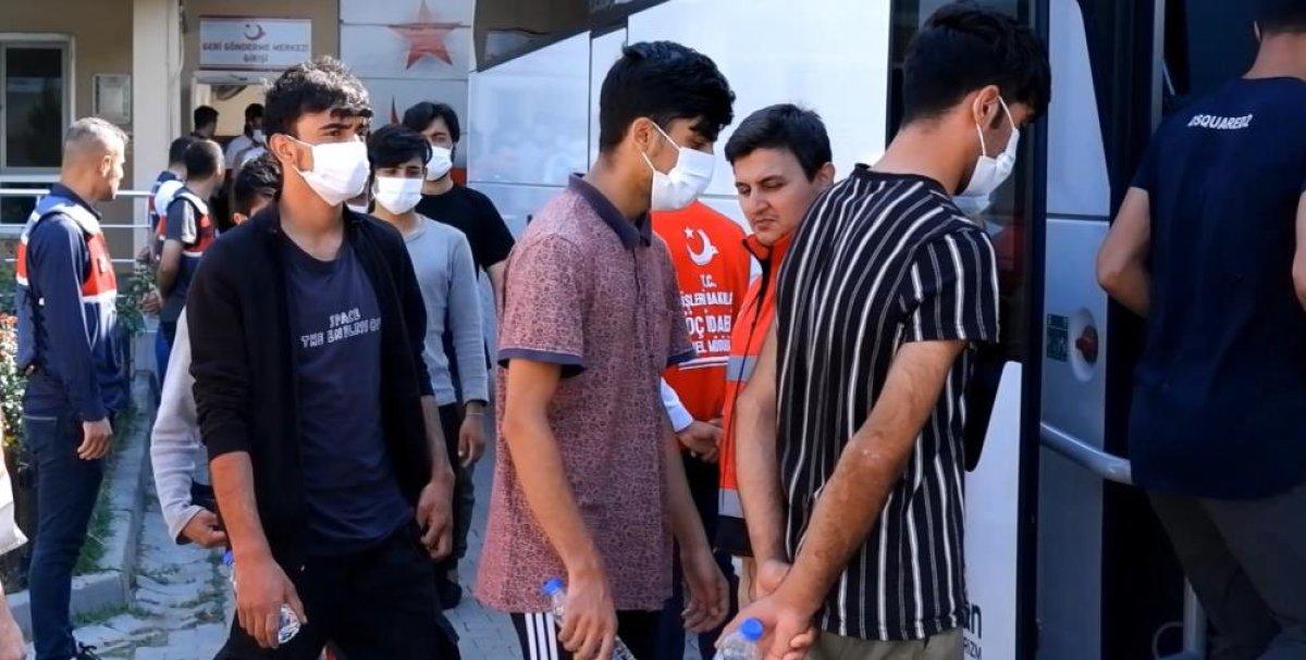 Edirne'de 110 yabancı uyruklu göçmen sınır dışı edildi