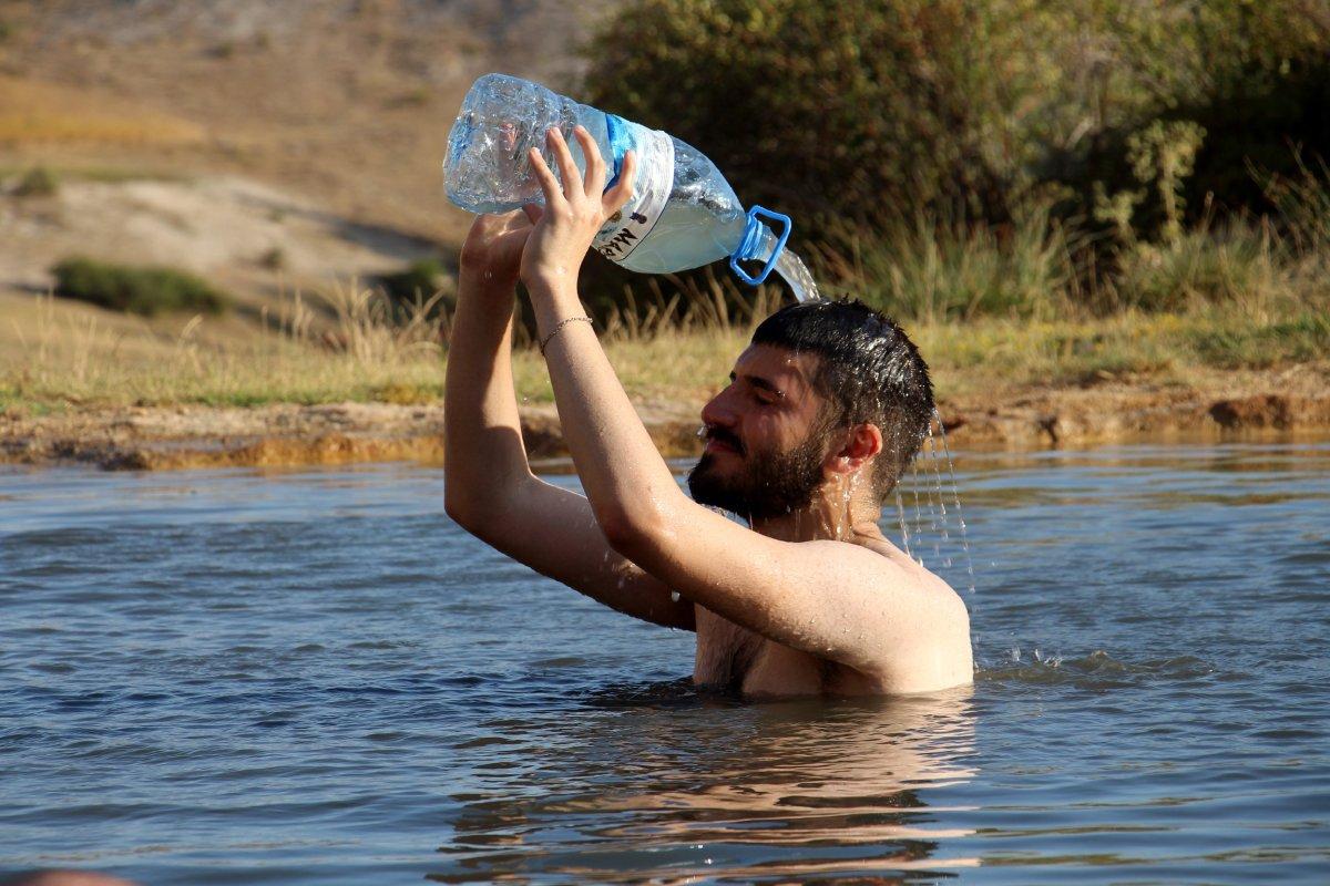 Sivas’taki gölün uyuzlara iyi geldiği iddia ediliyor