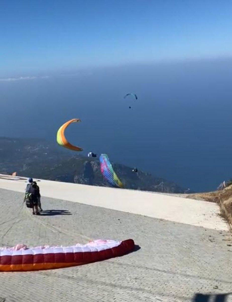 Muğla’da paraşüt kazası: Havada birbirlerine dolandılar