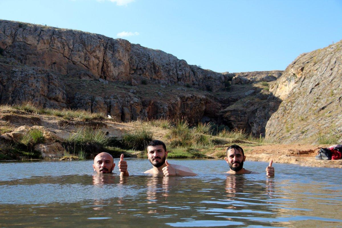 Sivas’taki gölün uyuzlara iyi geldiği iddia ediliyor