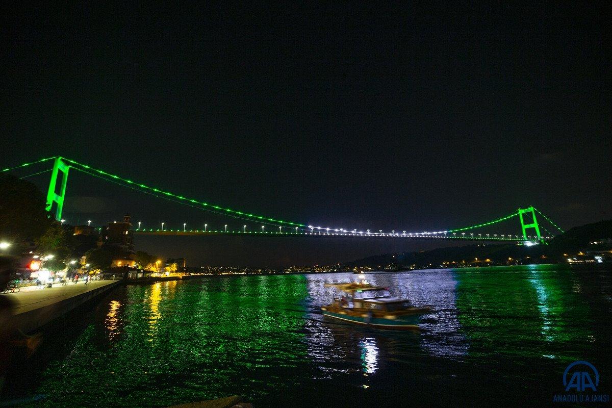 FSM Köprüsü, Pakistan'ın bağımsızlık günü nedeniyle yeşille renklendirildi