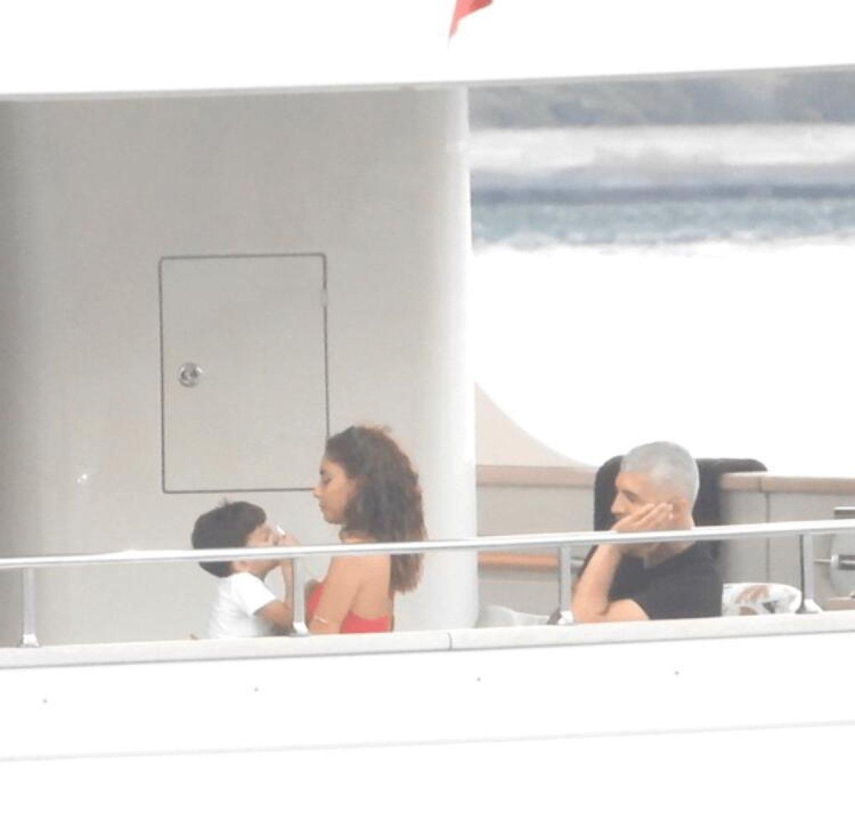 Özcan Deniz oğlu ve sevgilisiyle tatilde