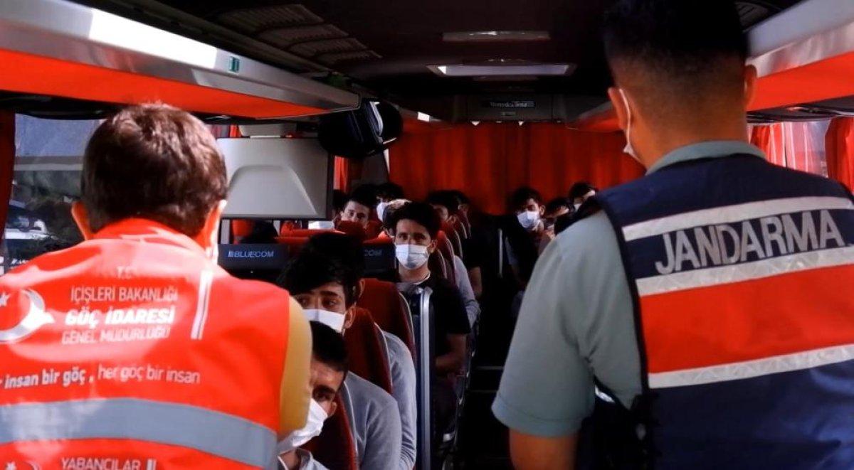 Edirne'de 110 yabancı uyruklu göçmen sınır dışı edildi