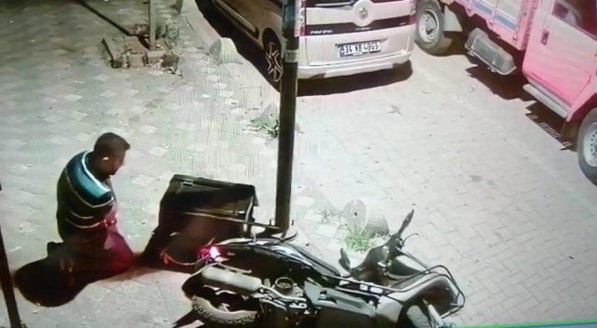 İstanbul'da kuryenin hırsıza uçarak müdahale ettiği o anlar