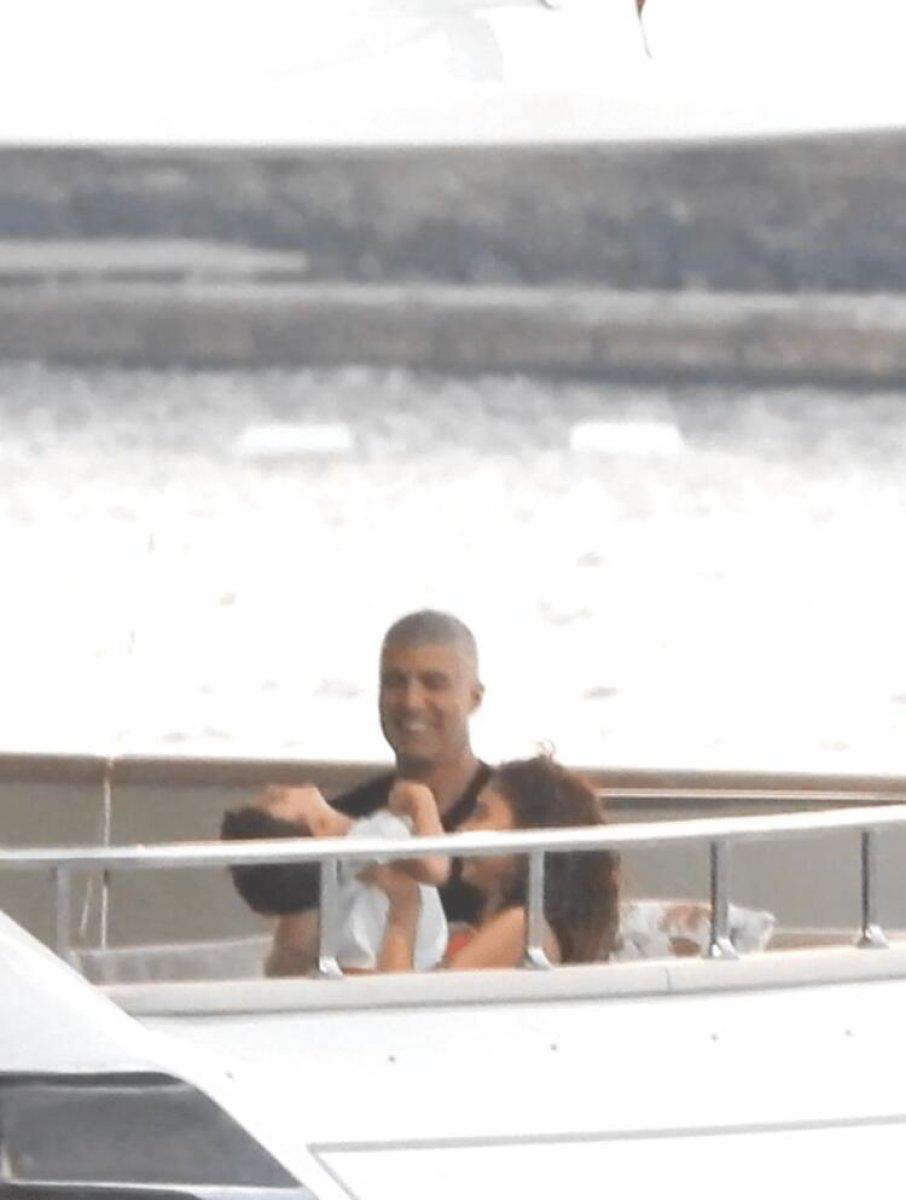 Özcan Deniz oğlu ve sevgilisiyle tatilde